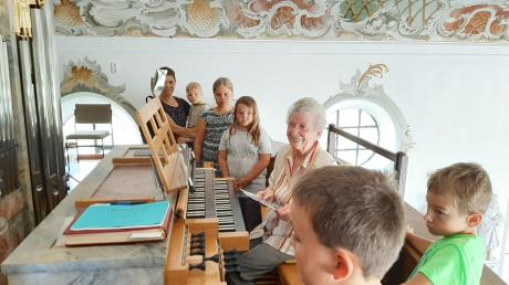 13 Mittelneufnacher Kinder erkundeten mit Kirchenpfleger Winfried Egger die Kirche St. Johannes Evangelist. Organistin Magdalena Vogg erklärte den Kindern die Orgel. 	