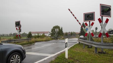 An einem solchen Bahnübergang zwischen Oberottmarshausen und Kleinaitingen geriet ein 31-Jähriger auf die Gleise.