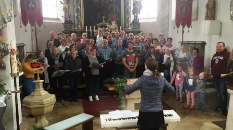 Nach monatelangen Proben führt der Projektchor in der Pfarrkirche Scherstetten das Singspiel „Erdreich – Himmelreich“ auf. 	