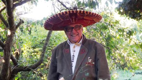 Der 82-jährige Leonhard Waldegger lässt der Natur in seinem Garten freien Lauf - und hat Freude daran. Da er beruflich und privat viel in der Welt gereist ist, hat er sich für das Foto seinen Hut aus Mexiko aufgesetzt.