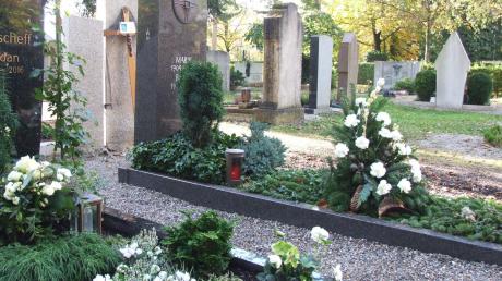 In Konradshofen hat eine unbekannte Person einen Grabstein beschmiert. 