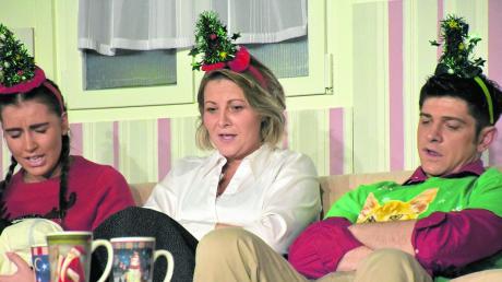 „Fröhliches“ Weihnachtsliedsingen im Familienkreis mit (von links) Tochter Jenny (Emilia Meyer), Mutter Simone (Sandra Lemcke) und Sohn Florian (Adam Rustler). 	