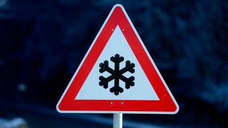 Vorsicht vor winterlichen Straßenverhältnissen: Überfrierende Nässe hat am Dienstagmorgen mehrere Unfälle im Landkreis Augsburg verursacht. 
