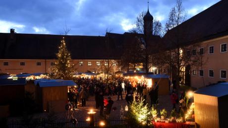 Stimmungsvoll mit vielen Lichtern ist der Weihnachtsmarkt im Klosterhof von Oberschönenfeld vor allem in den Abendstunden wie im vorigen Jahr. 