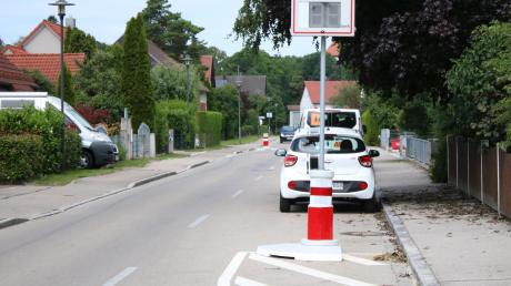 Die sogenannten Verkehrswächter in der Kleinaitinger Lechfeldstraße und die angebrachten Markierungen sind nicht nur im Gemeinderat umstritten. Eine Lösung ist noch nicht gefunden. 	