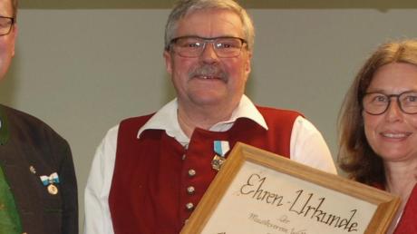 Adolf Hägele wurde für 50-jährige Treue zur Blasmusik in Walkertshofen ausgezeichnet. 	
