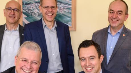 Mit einem symbolischen Tastendruck gab Europaabgeordneter Markus Ferber (links) und Christoph Kuchenreuther (The Cloud) mit den Bürgermeistern (von links) Erwin Goßner, Andreas Scharf und Rupert Viehl das WLAN frei. 	