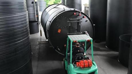 Ein Mitarbeiter der Schwaben-Kunststoff aus Langenneufnach bereitet gerade einen Behälter zum Verladen vor. Das Unternehmen ist weltweit aktiv.