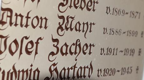 In der Kirche von Hiltenfingen wird auf einer Tafel an die verstorbenen Pfarrer der Gemeinde erinnert. 	