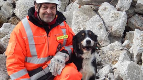 Rettungshund Tschako bewältigte die Trümmerprüfung mit der Suche nach drei „Verletzten“ in einer Rekordzeit von 42 Sekunden. 