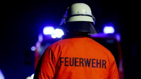 Die Feuerwehr ist am Sonntagabend zu einem Wohnungsbrand im Augsburger Univiertel gerufen worden. 