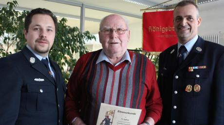 Wilhelm Bürkle wurde für 70 Jahre Mitgliedschaft in der freiwilligen Feuerwehr vom Vereinsvorsitzenden Thomas Hiermayer (links) und 1. Kommandant Thorsten Hahn (rechts) geehrt. 	