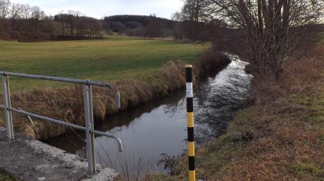 Ein Teilstück der Neufnach südlich der Rohrwiesbrücke beim Walkertshofener Sportplatz soll renaturiert werden.  	