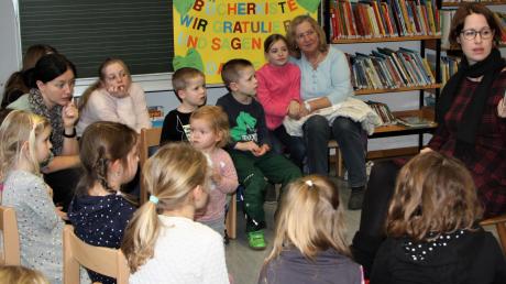 Aufmerksam lauschten die Kinder bei der Geschichte „Der Holzfäller vom Siebentischwald“ von der Autorin Madlen Kristina Müller. 	