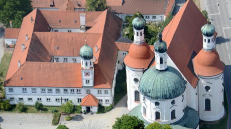 Prägend für den Ort ist die Wallfahrtskirche Maria Hilf in Klosterlechfeld. 	