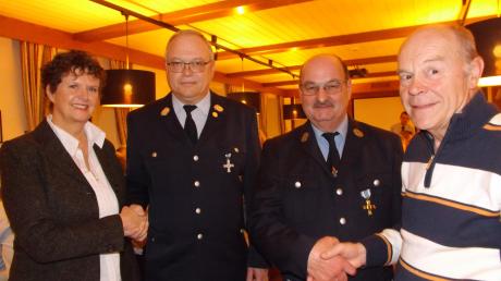 Bürgermeister Cornelia Thümmel (links) und Vorsitzender Werner Seehuber (Dritter von links) gratulieren Kommandant Johann Knöpfle (Zweiter von links) sowie dem frisch gebackenen Ehrenmitglied Benedikt Ruf (rechts). 	