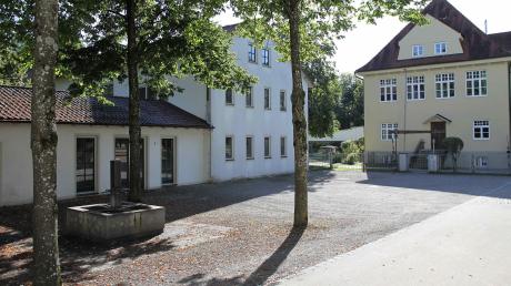 Jahrelang hat die Gemeinde Obermeitingen über die weitere Nutzung des ehemaligen Schulhauses (links) auf dem Kirchberg neben der Kindertagesstätte (rechts) diskutiert. Inzwischen haben die Räte Planungen für die Sanierung und Erweiterung des Gebäudes in eine Kindertageseinrichtung auf den Weg gebracht.  	