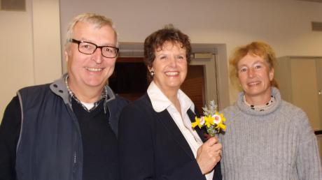 Mit Blümchen gratuliert Wahlkampfmanagerin Andrea Strahl (rechts) der wiedergewählten Bürgermeisterin Cornelia Thümmel (Mitte). Mit ihr freute sich gestern Abend ihr Ehemann (links). 	