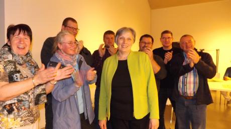 Applaus für die Siegerin des Abends: Margit Jungwirth-Karl bleibt Bürgermeisterin von Walkertshofen. 	