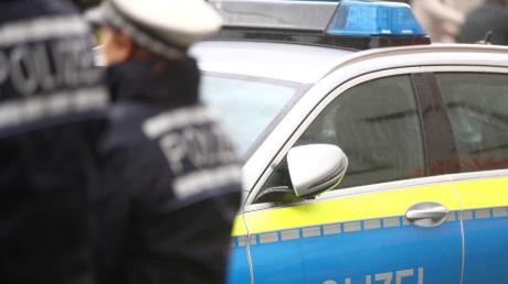 Die Polizei sucht Zeugen einer Unfallflucht in Mickhausen.