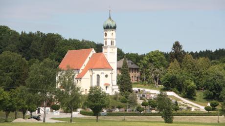Malerisch liegt das Ziel Kirch-Siebnach vor Augen. Die Wallfahrtskirche St. Georg wurde im Jahr 1238 erstmals urkundlich erwähnt. 	