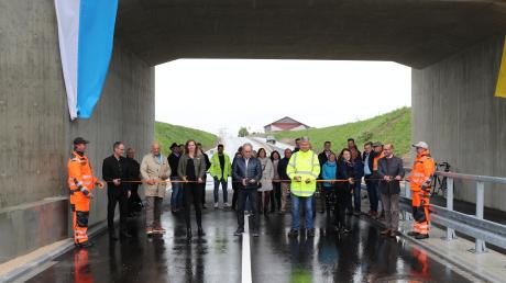 Der Weg wird freigeschnitten: Am Freitag wurde die neue Bahnunterführung zwischen Oberottmarshausen und Wehringen eingeweiht. 	