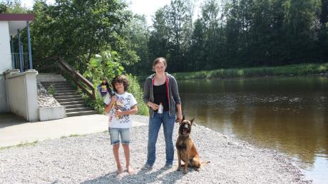 Der neunjährige Benedikt Müller freute sich darüber, dass seine Flaschenpost nach zwei Jahren von Katrin Schedler und ihrem Hund Kitaro gefunden wurde.