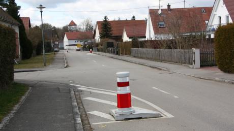An der im Bild linken Seite der Lechfeldstraße soll ein Halteverbot die Verkehrs-wächter ersetzen. 	