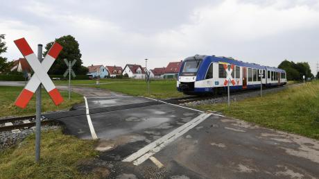In Oberottmarshausen gibt es drei unbeschrankte Bahnübergänge. Die Züge der Lechfeldbahn warnen mit einem lauten Signalton 	