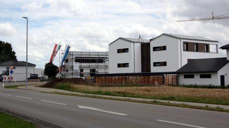 Ein Projekt gegen die Wohnungsnot in der Region: Am westlichen Ortseingang von Oberottmarshausen sind die beiden Paarhäuser entstanden. 