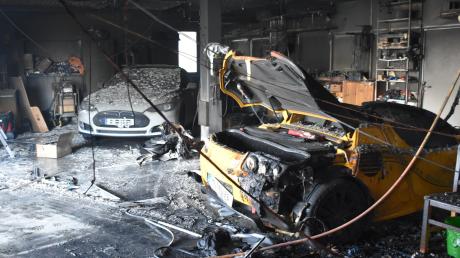 Ein Defekt an einem E-Roller löste den Brand in der Garage von Robert Häring aus. Bei dem Feuer wurden zwei seltene Tesla-Elektroautos stark beschädigt.