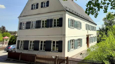 Der alte Pfarrhof von Mittelneufnach ist ein stattliches Anwesen.