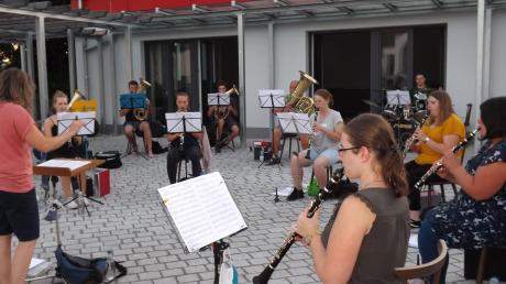 Aufgrund der Abstandsregeln müssen die Musiker des Musikvereins Langenneufnach für ihren Auftritt am 7. August vor dem Musikerheim proben. 	