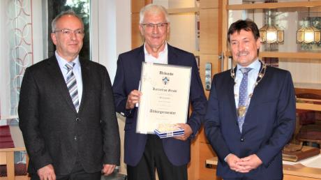 Kornelius Griebl (Mitte) erhielt die Urkunde mit dem Ehrentitel „Altbürgermeister“ aus den Händen seines Nachfolgers Robert Irmler (rechts) und des zweiten Bürgermeisters Michael Weber (links). 	

