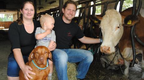 Jasmin, Lukas und Roland Stegmann mit Kuh Alina: Sie gibt mit ihren Kolleginnen die Milch für den eigenen Käse.  