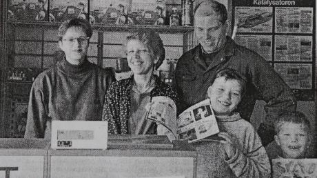 Am 04. März 1996 eröffnete die Familie Vogg mit Unterstützung von Postsekretärin Manuela Richter (links) die Postfiliale. 	