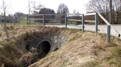 Die Brücke über die Schmutter bei der Heergasse östlich von Rielhofen ist in einem sanierungsbedürftigen Zustand. Die Arbeiten dazu sollen noch heuer erfolgen.