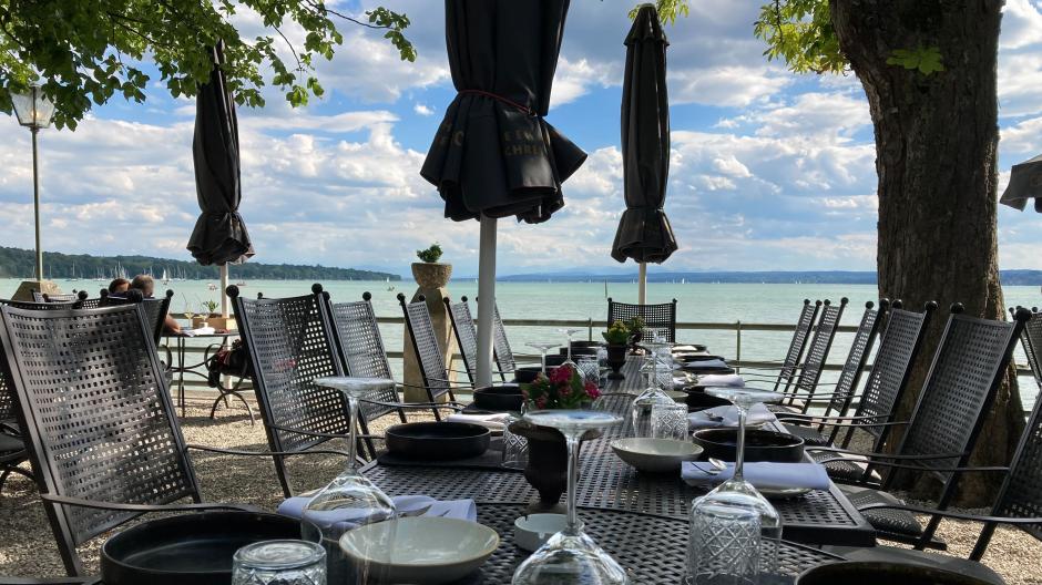 Einen traumhaften Ausblick und gutes Essen können Gäste im Seehaus Schreyegg in Stegen am Ammersee genießen. Doch für die Mitarbeitenden kann so ein Tag am See schon mal stressig werden. 