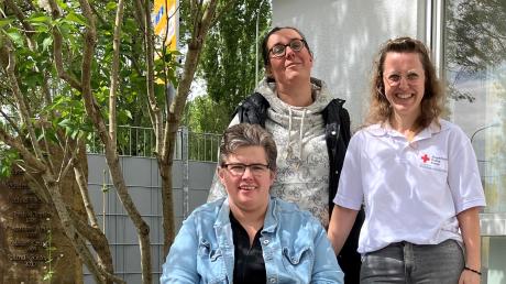 Maria Pfister vom BRK (rechts) organisiert Kulturevents für Menschen mit Behinderung und Begleitung. Oft dabei sind Heike Baumgartner (von links) und Katrin Modlinger (hinten). 