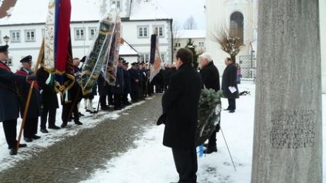 Ehrenmal vor der Wallfahrtskirche "Maria Hilf" legten Bürgermeister Peter Schweiger (rechts) und sein Stellvertreter Emil Mayr einen Kranz nieder. Foto: Manfred Ortlieb