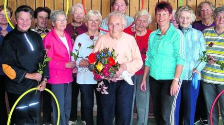 Seit 30 Jahren gibt es die Seniorengymnastik des Roten Kreuzes in Wehringen. Sogar ihren 90. Geburtstag feierte jetzt in diesem sportlichen Kreis Hildegard Fiedler (vorne) mit Übungsleiterin Gisela Herzner. Foto: BRK