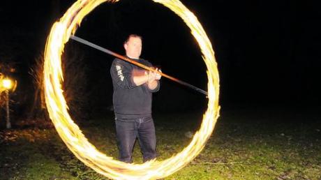 Eine beeindruckende Show zeigen Markus Schwertel und die Feuershowgruppe "Spirit of Dragonfire". Fotos: Spirit of Dragonfire, Verena Kraschowetz