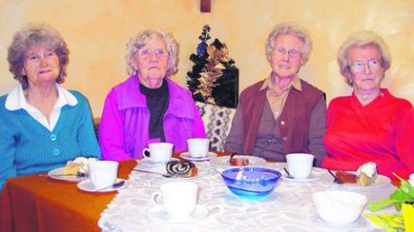 So schön kann das Leben für Senioren in Schwabmünchen sein: Die Damen des Betreuten Wohnens in der Fuggerstraße 44 gestern Nachmittag beim Kaffeekränzchen. Foto: Monika Schmich