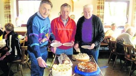 Peter Schweiger, Johann Fronius und Emil Mayr (von links) eröffneten das Kuchen- und Tortenbüfett. Foto: Ortlieb