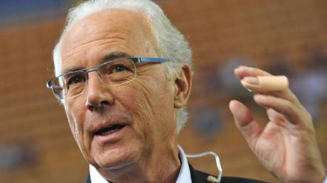 Franz Beckenbauer möchte statt Torkameras lieber zusätzliche Schiedsrichter. Foto: Andreas Gebert dpa