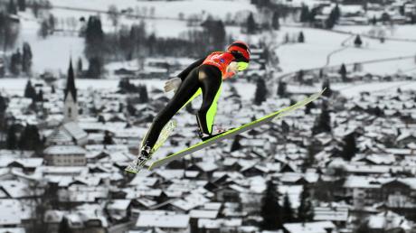 Sieben deutsche Skispringer starten am Sonntag beim Neujahrsspringen der 60. Vierschanzentournee in Garmisch-Partenkirchen - und wollen die Phalanx der Österreicher durchbrechen.