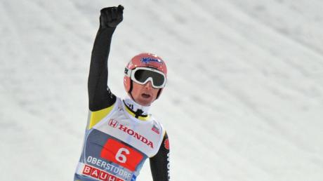 Severin Freund freut sich über seinen dritten Platz beim Auftaktspringen der Vierschanzentournee in Oberstdorf.