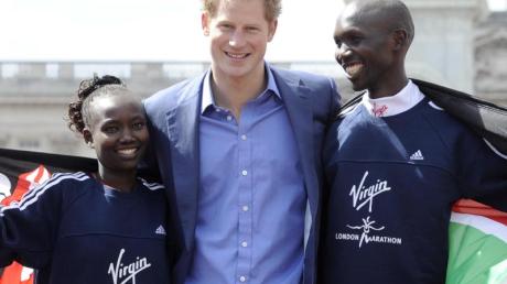 Prinz Harry soll wie schon 2012 bei der Siegehrung (hier mit Mary Keitany und Wilson Kipsang) beim Marathon auftreten.
