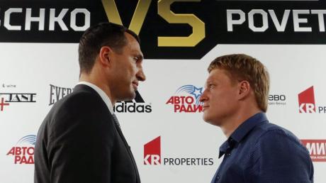 Bild mit Seltenheitswert: Wladimir Klitschko und Alexander Powetkin gehen sich vor dem Kampf aus dem Weg.