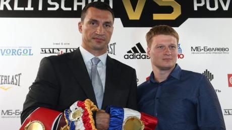 Wladimir Klitschko (l) kann sich durchaus vorstellen, noch einmal gegen Alexander Powetkin zu kämpfen.